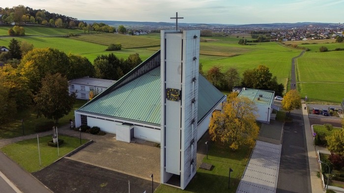 Kirche Hl. Dreifaltigkeit Luftaufnahme