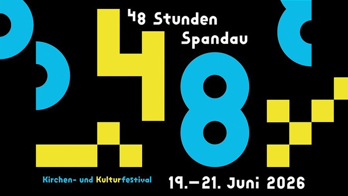 Flyer 48 Stunden Spandau, geometrische Elemente in gelb und blau auf schwarzem Grund