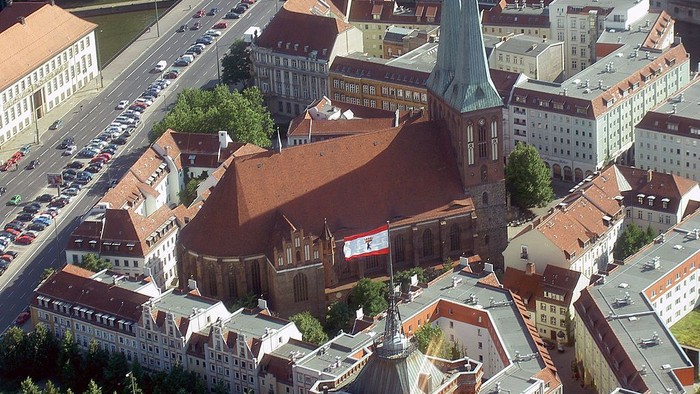 Überblick einer Stadt mit Kirche und Gebäuden