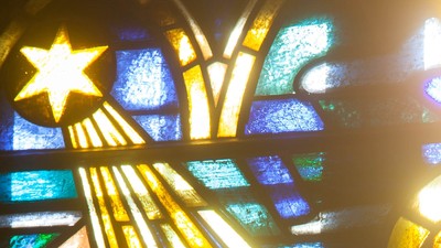 Buntes Kirchenfenster mit Maria, Josef und Baby Jesus