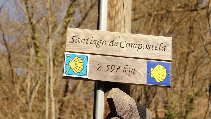 Das Schild zeigt den Weg nach Santiago de Compostela an, 2.597 km entfernt.