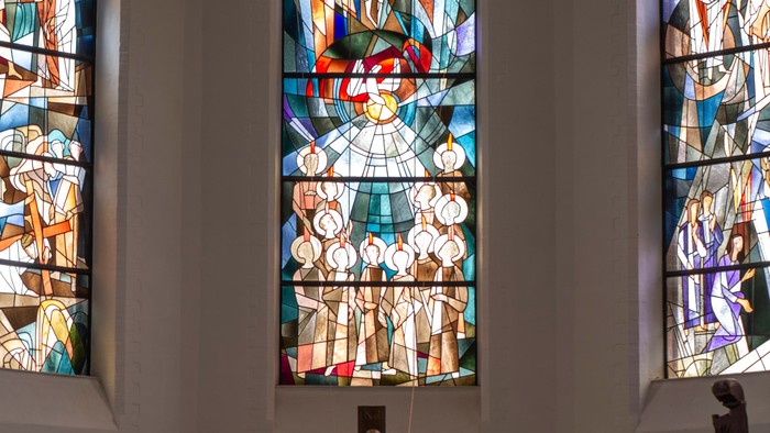 Buntes Kirchenfenster über Kreuzigungsaltar
