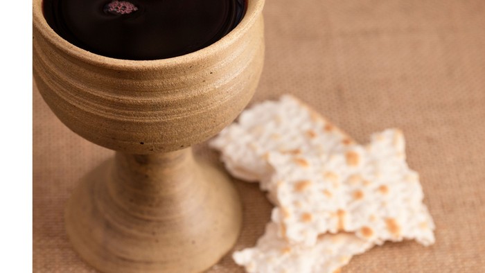 Ein Kelch mit Wein, ein Stück Brot 