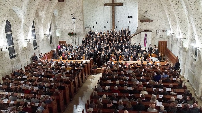 Große Kirchgemeinde versammelt sich in einer prächtigen Kirche.