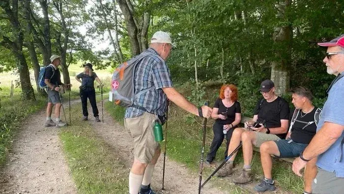 En gruppe af vandreturede hviler ved en skovsti
