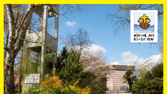 Ein Gebäude mit Garten und einem hohen Turm, umgeben von Bäumen und Büschen