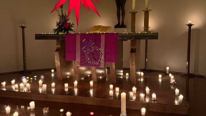Kirchenaltar mit Kerzen und Sternendekoration