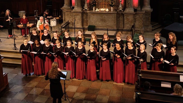 Det Danske Pigekor synger i Christians Kirken, Figura