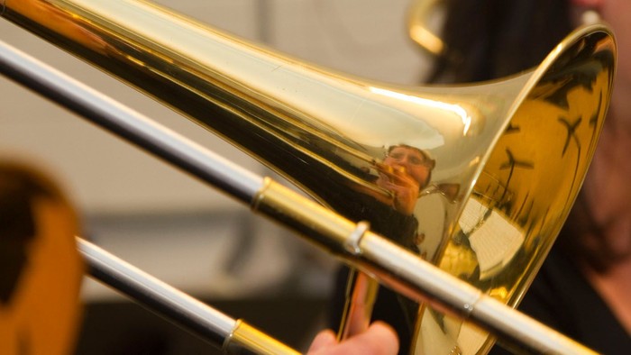 Eine Person spielt eine Posaune.