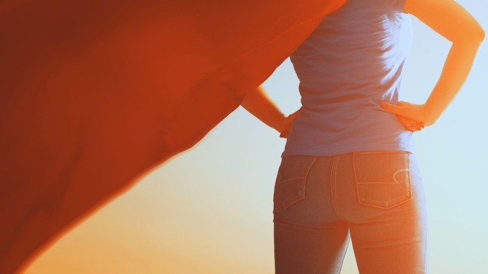 Eine Frau mit Superhelden-Outfit