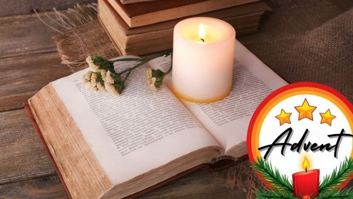 Kerze auf aufgeschlagenem Buch