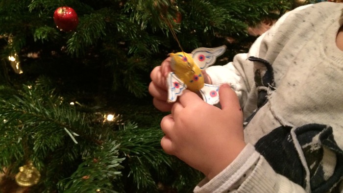 Børn hænger pynt på juletree