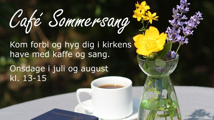 Café Sommersang med blomster og kaffe i glasvase og tæppe.
