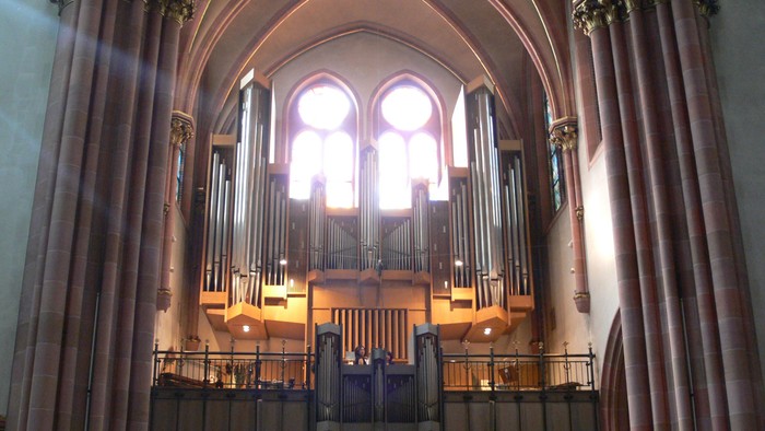 Große Kirchenorgel unter einem hohen Gewölbe