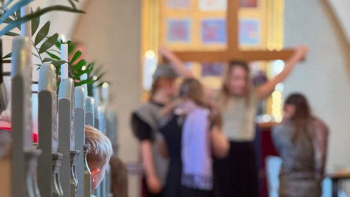 Børn spiller i kirke.