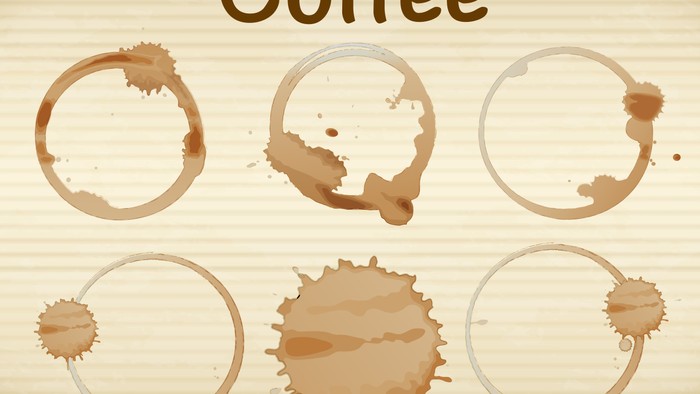 Verschiedene Kaffeeflecken auf einem hellen Hintergrund