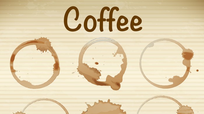 Verschiedene Kaffeeflecken auf einem hellen Hintergrund