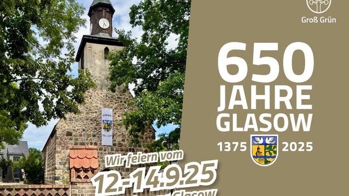 Feier zum 650-jährigen Jubiläum von Dorflanger Glasow mit historischem Turm und Datum