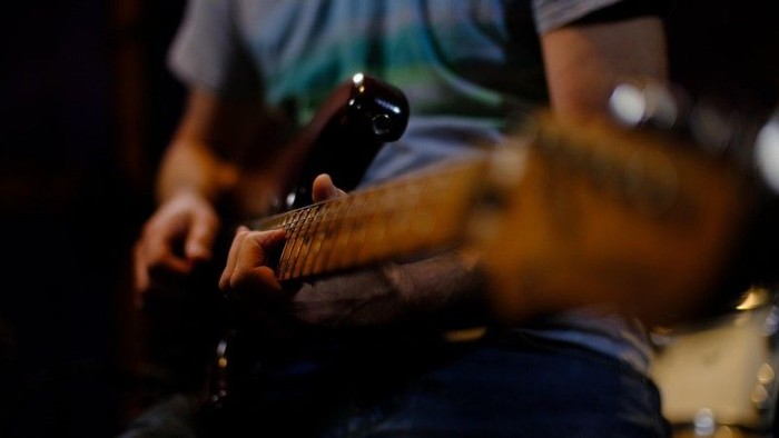 Jugendgottesdienst - ein junger Mensch spielt Gitarre