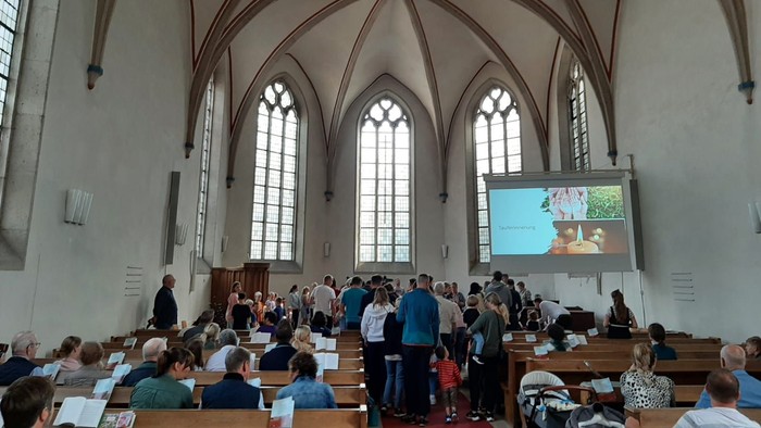 In der Kirche findet eine Veranstaltung mit vielen Teilnehmern statt.