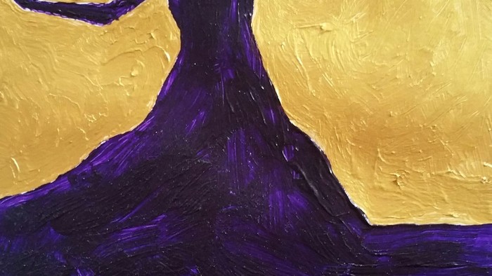 Eine Frau in einem langen, fließenden Kleid vor einem goldenen Hintergrund