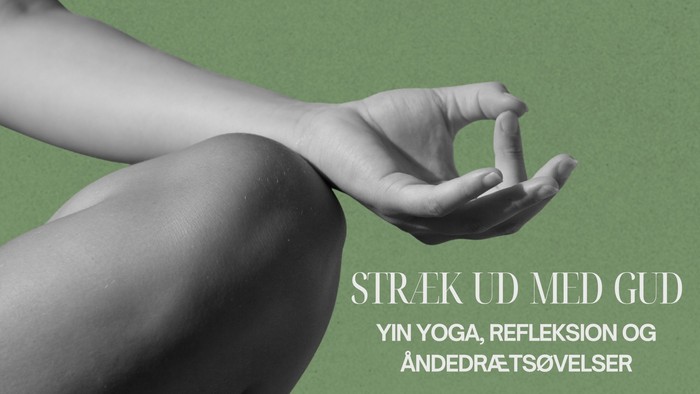 En person i en meditativ Yin Yoga-stilling med hænderne formet i et mudra, der fremmer afslapning og opmærksomhed.