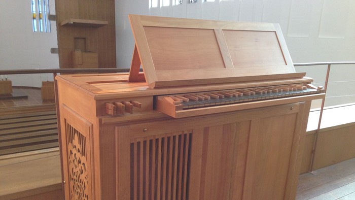 Ein hölzernes Musikinstrument steht in einem Raum.