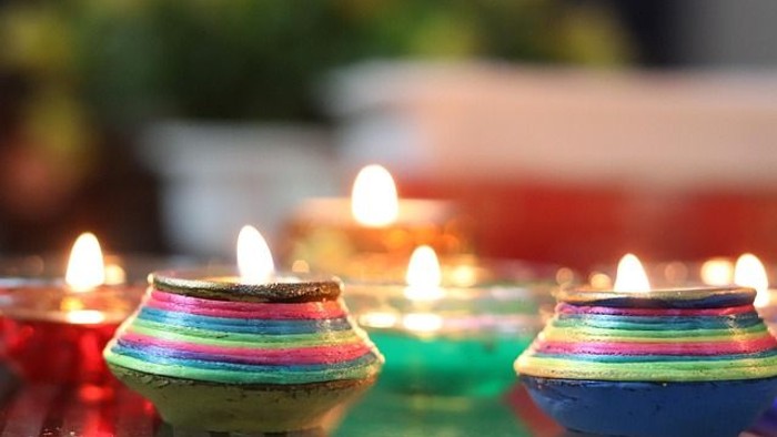 Bunte Kerzen in verschiedenen Farben brennen sanft