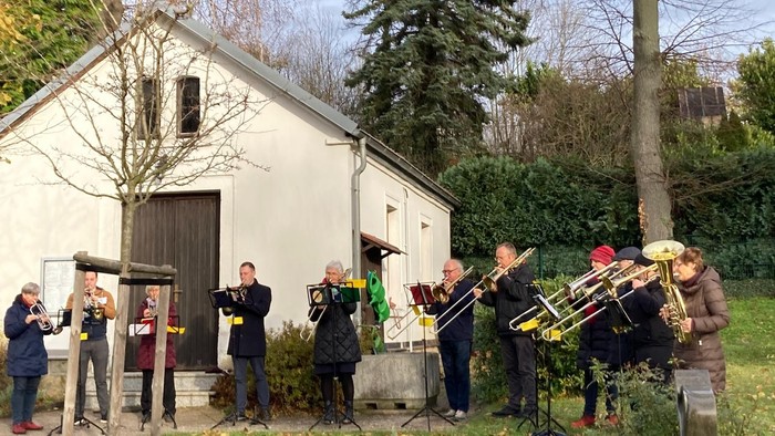 Posaunenchor vor Kapelle