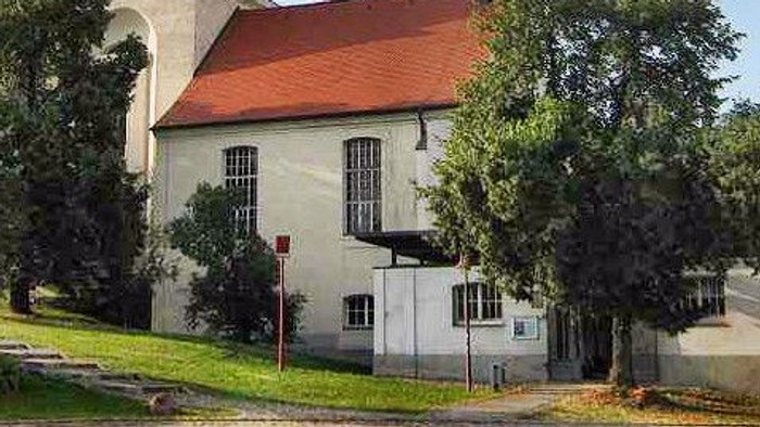Kirche in Lebus. Blick auf Südseite und Turm.