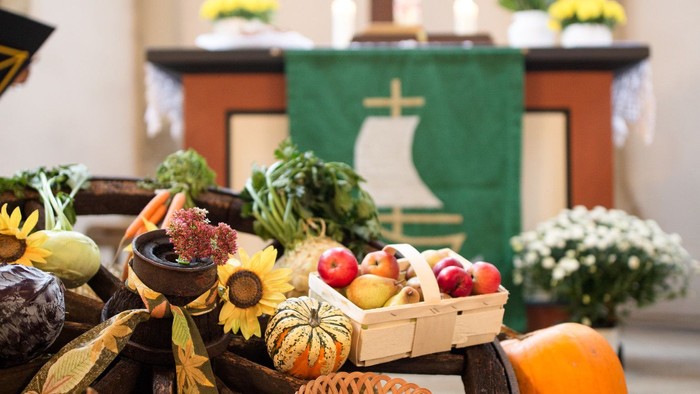 Bunte Herbstdekoration in der Kirche mit Obst und Gemüse