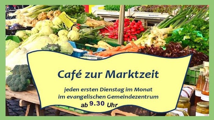 Bunter Marktstand mit Gemüse und Blumen, dazu Werbung für das Café zur Marktzeit