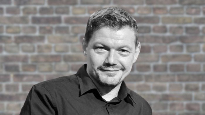 Dieter Hohlmeier mit Backsteinwand als Hintergrund