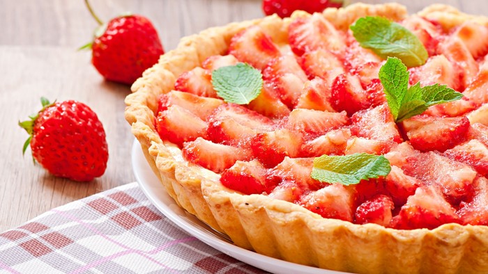 Erdbeerkuchen auf Servierplatte_Teilausschnitt