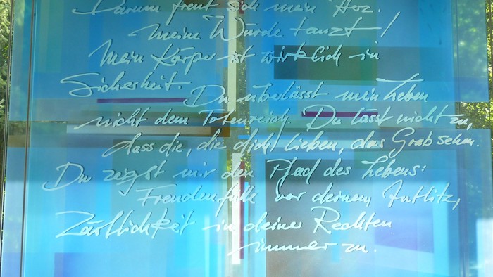Glasplatte mit handgeschriebenem Text im Fenster