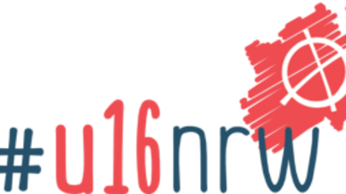 ChatGPT: Das Bild zeigt das Logo der U16-Wahl NRW. Es besteht aus dem Hashtag „#u16nrw“, wobei das „u16“ in rot hervorgehoben ist, und dem stilisierten Umriss von Nordrhein-Westfalen mit einem weißen Wahlkreuz darin.