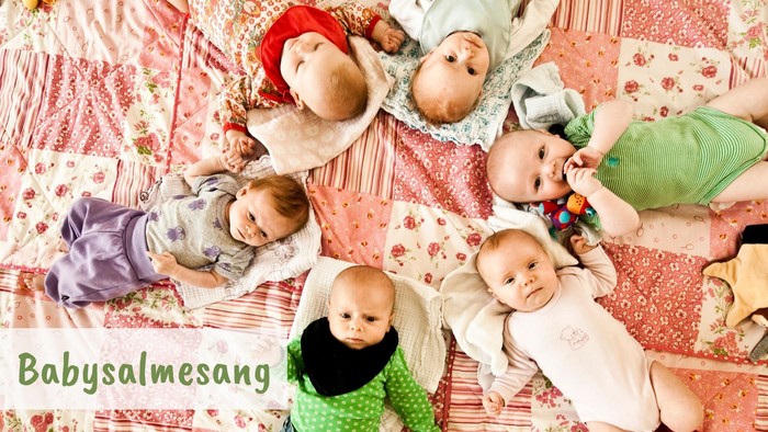 Babysalmesang - syende børn på blomsteret tøj og dekker