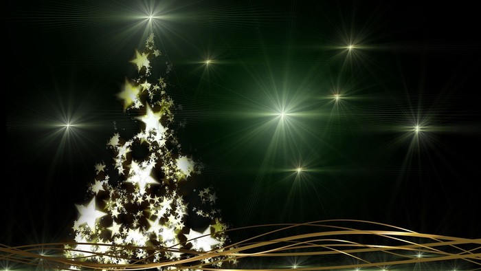 En lysende juletræ i stjerner med glitrende lyse stjerner i mørkt grønt baggrund.
