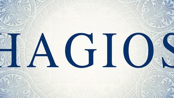 Das Bild zeigt den Namen "Hagios" vor einem blauen Hintergrund mit verspieltem Muster.