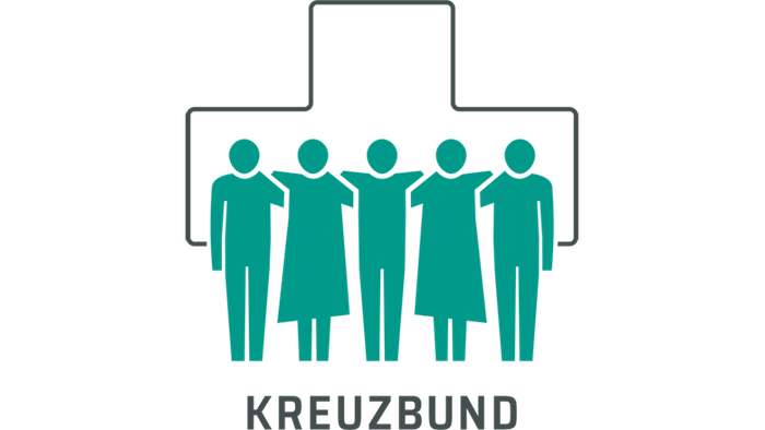 Fünf Personen stehen in einer Reihe unter einem Kreuz, darunter steht 
