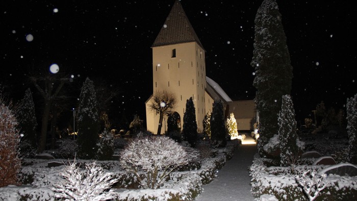 Vinteroplyst Nr. Løgum kirke i snevejr. Det er mørkt