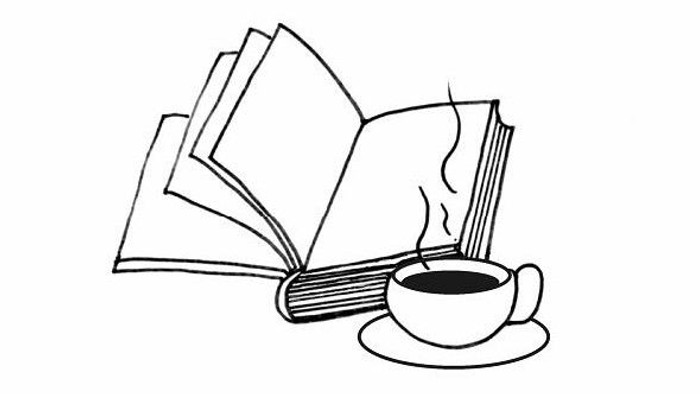 Ein aufgeschlagenes Buch liegt neben einer Tasse Kaffee.