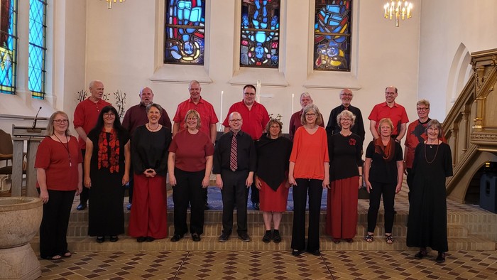 Eine Gruppe von Menschen posiert in einer Kirche