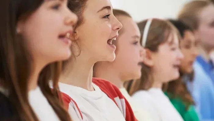 En gruppe unge piger synger i kor.