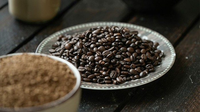 Geröstete Kaffeebohnen auf Metallteller 