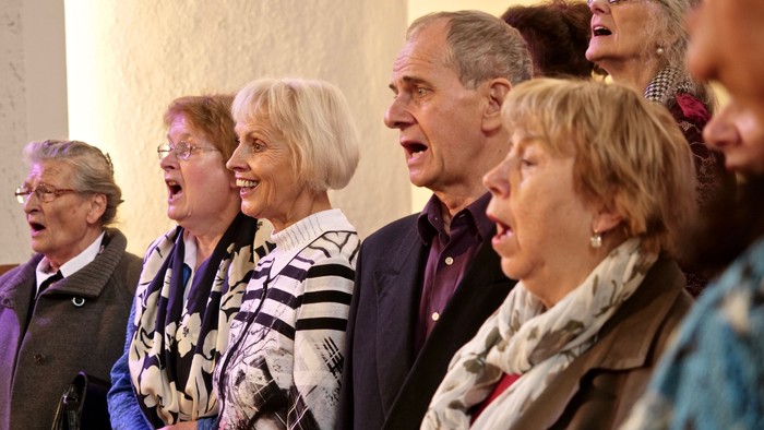 Eine Gruppe älterer Menschen singt gemeinsam