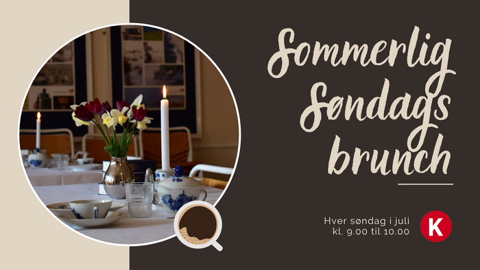 Sommerlig søndags brunch med blomster og lyse lys