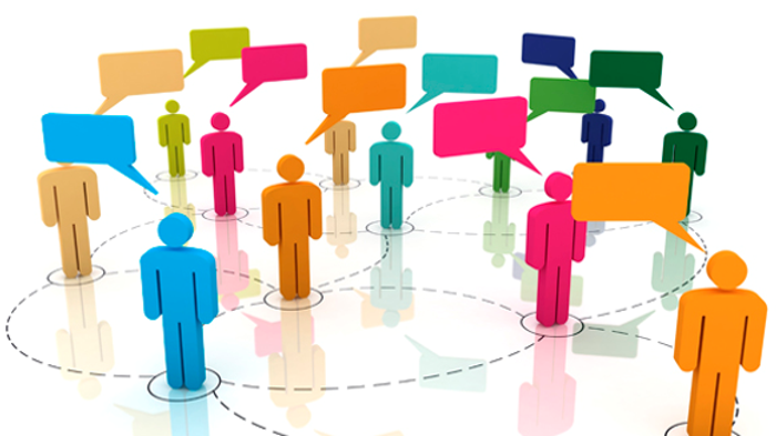 12 stilisierte Personen in unterschiedlichen Farben stehen vernetzt und im Gespräch (symbolisiert durch ebenfalls farbige Sprechblasen) in etwa gleich großen Abständen miteinander auf einem sich spiegelnden Untergrund.