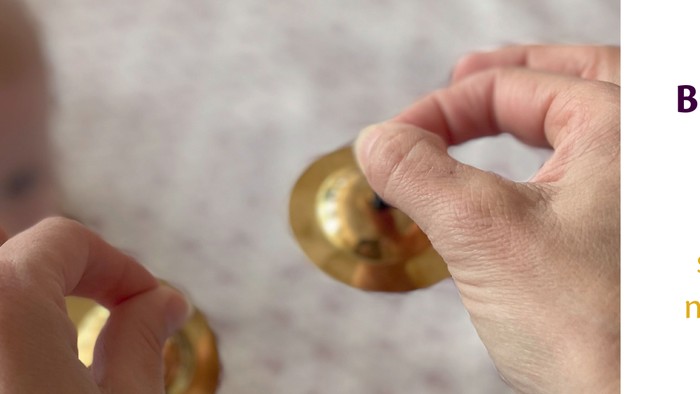 En person håndterer babyprodukter, muligvis salmeolie og modermaalkrem.