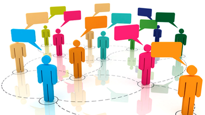 12 stilisierte Personen in unterschiedlichen Farben stehen vernetzt und im Gespräch (symbolisiert durch ebenfalls farbige Sprechblasen) in etwa gleich großen Abständen miteinander auf einem sich spiegelnden Untergrund.